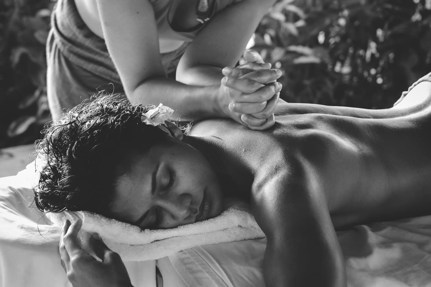 Vrouw in stille ademhaling, ogen gesloten